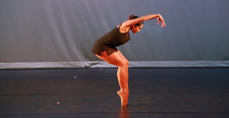 Ballet dancer on her toes with knees bent