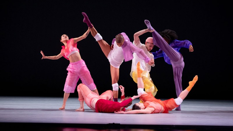 A company photo of Hubbard Street Dance Chicago dancing.