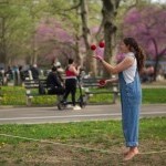 Woman juggles on a slackline