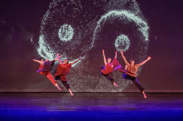 Nai-Ni Chen Company dancers performing