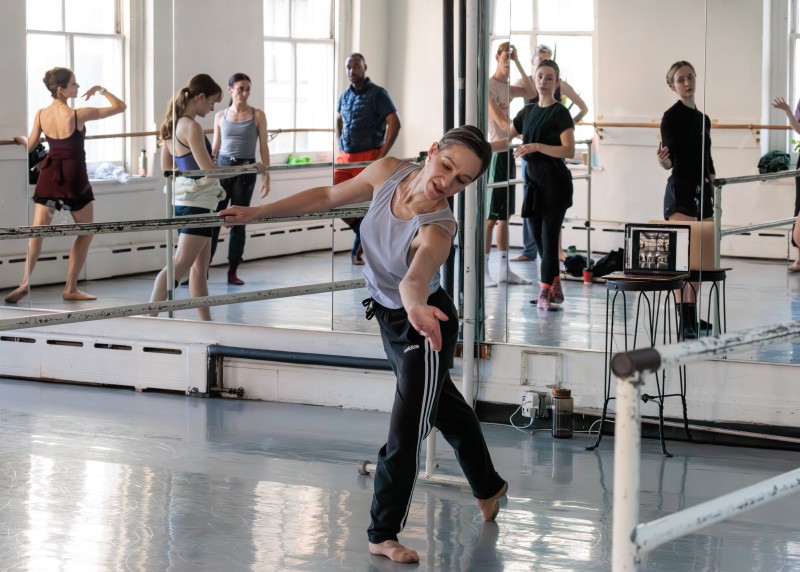 Michelle Thompson Ulerich teaching class captured by Holly Roberts