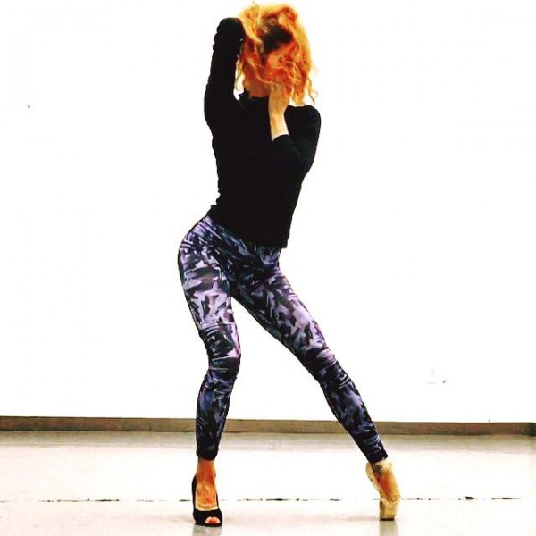 Photograph of Diana Sorokova performing a Sans Limites Dance "Uni-Pointe" aesthetic