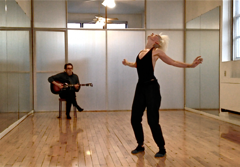 Dancer and musician with a guitare