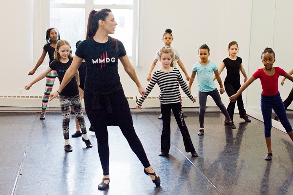 A Teaching Artist leads young students in class.